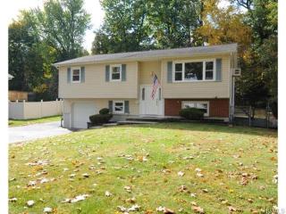26 Rowan Dr, Garnerville, NY 10923-1309