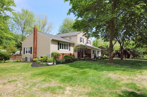 35 Oakdale Dr, Tinton Falls, NJ 07712-3169
