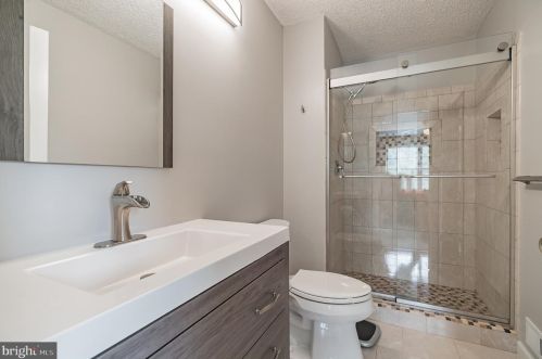 33 Scherer Ct, Trenton NJ  08648-2649 exterior