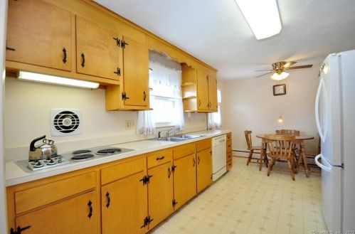 50 Gardner St, Manchester CT 06040-6606 exterior