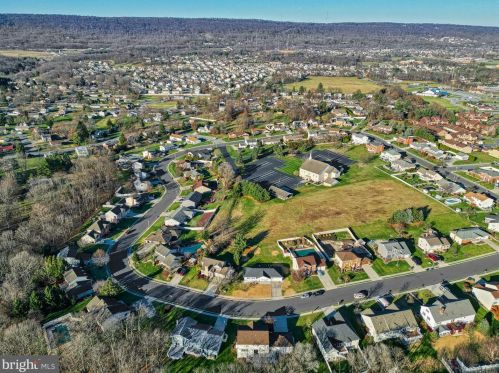 56 Sherwood Cir, West Enola PA  17025-1840 exterior