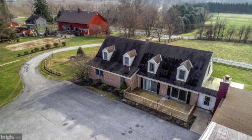 395 Valley Rd, Etters, PA 17319-8916