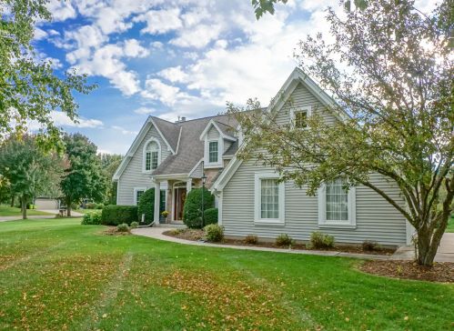 677 Greenway Ter, Chenequa, WI 53029-1184