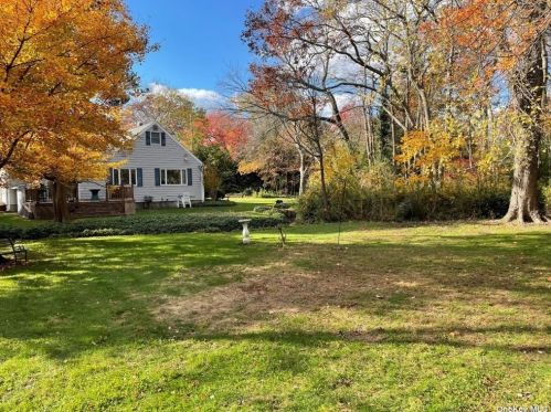 83 Jerome St, North Lindenhurst, NY 11757-3430