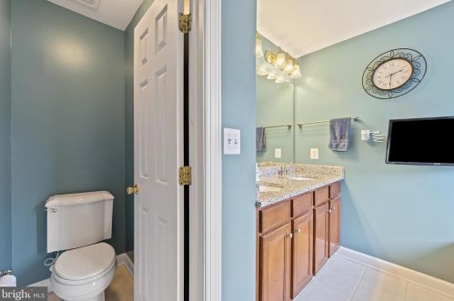 8168 Gilroy Dr, Lorton VA 22079-2936 exterior