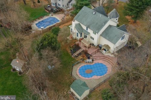 32 Sunrise Ct, Southampton PA 18966-1981 exterior