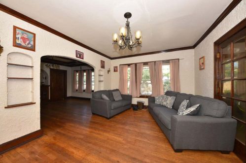 1645 Astor St, Milwaukee, WI 53202-2107