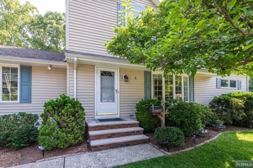 4 Stevens Pl, Oakland, NJ 07436-3615