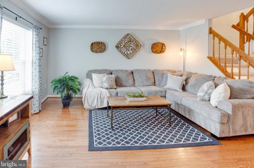 13070 Hunterbrook Dr, Woodbridge, VA 22192-2469