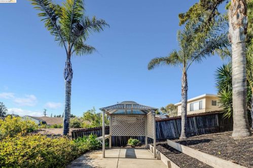 8410 Aster Ave, Oakland CA  94605-4104 exterior