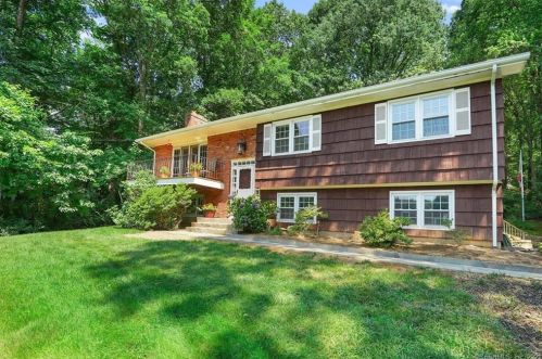 14 Button Rd, Huntington, CT 06484-2746