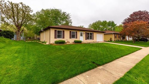 2207 Hollandale Dr, Valpo, IN 46383-3236