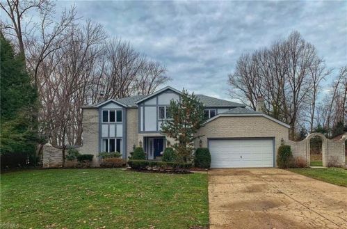 29230 Fall River Dr, Cleveland, OH 44145-5237