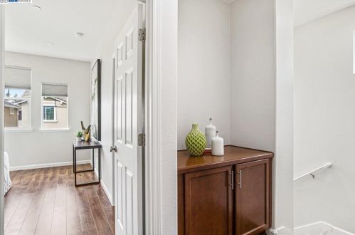 7056 Mariposa Ln, Pleasanton CA  94568-2569 exterior