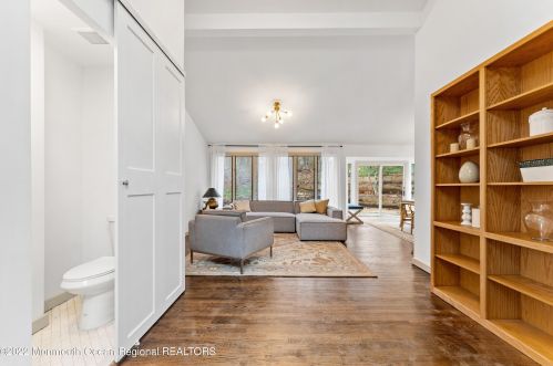 10 Mt Dr, Holmdel Village NJ  07733-1332 exterior