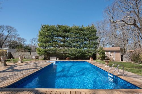 13 Maryland Blvd, Hampton Bays NY  11946-2652 exterior