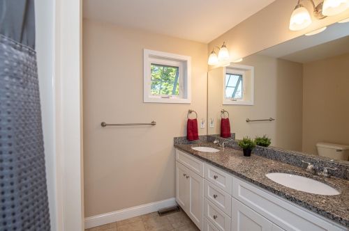 8 Evans Ave, Plaistow NH  03865-2909 exterior