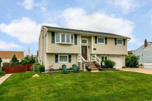 22 Wilson Pl, North Lindenhurst, NY 11757-5934