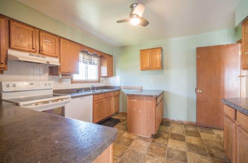1231 Blue Dahlia Rd, Oconomowoc, WI 53066-2203