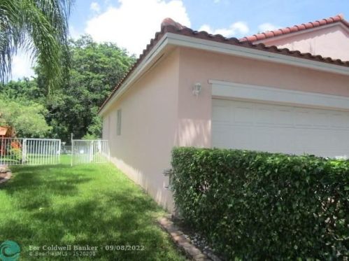 1576 151st Ave, Hollywood FL  33027-2371 exterior