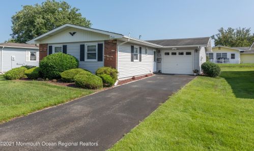 11 Blake Cir, Bricktown, NJ 08724-1906