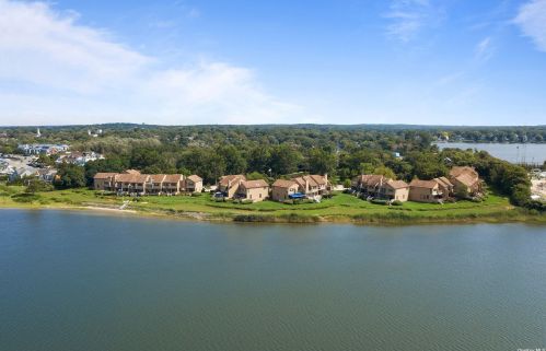 68 Water St, Pine Neck, NY