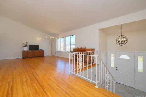 58 Skyview Ln, New Rochelle, NY 10804-2913