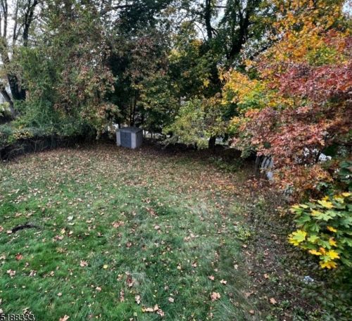 26 Robinson Dr, West Paterson NJ  07424-2929 exterior