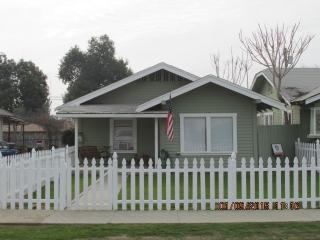 123 Woodrow Ave, Bakersfield, CA 93308-3435
