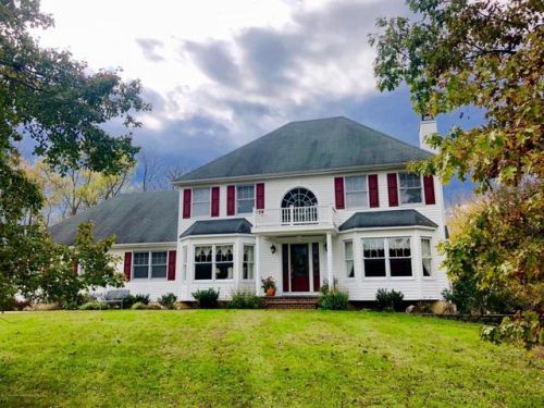 24 Iroquois Dr, East Freehold, NJ 07728-7877