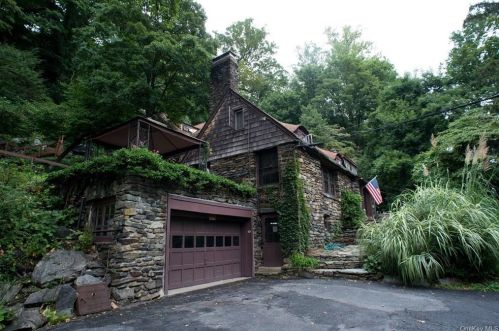220 Mountain Rd, Pleasantville NY  10570-1943 exterior