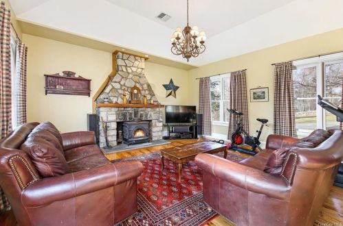 221 Oscawana Lake Rd, Tompkins Corners NY  10579-2600 exterior