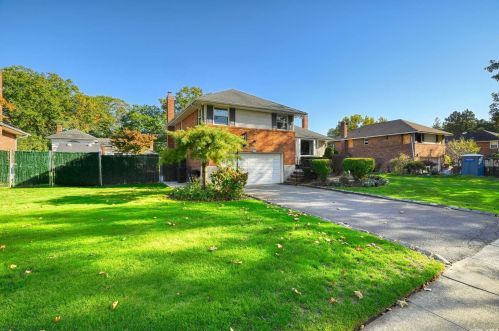 846 Sharon Ln, Westbury, NY 11590-1422