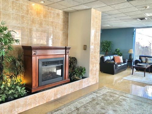 889 Farmington Ave, Hartford, CT 06119-1405