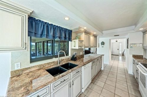 631 Wildwood Ln, Naples, FL 34105-3244