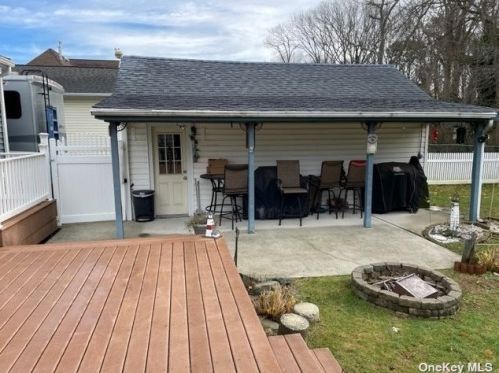 406 Old Farmingdale Rd, Babylon NY  11704-6424 exterior