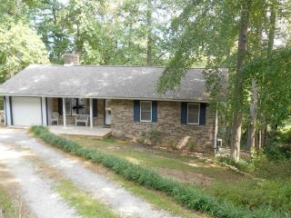 146 Pinehurst Dr, Hendersonville, NC 28792-2442