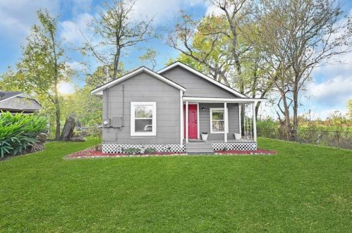 304 Prairie St, Highlands, TX 77562-3906