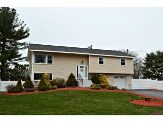 18 Elmwood Ave, Salem, NH 03079-3221