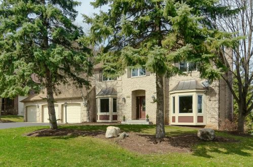 1282 Donegal Dr, Saint Paul, MN 55125-2390