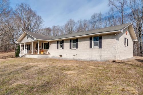549 Ridge Rd, Lobelville, TN 37097-3246