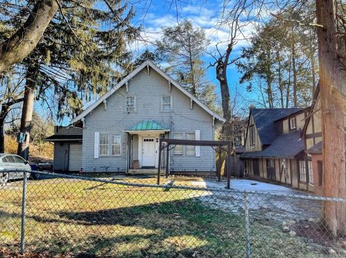 28 Trowbridge St, Waterbury, CT 06710-1926