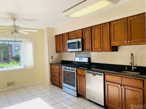 3 Highview Dr, Woodbridge NJ  07095-3905 exterior