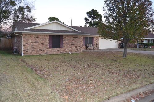 526 Bryan Dr, Denison, TX 75020-3608