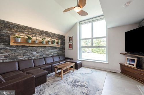 260 Thistle Down Dr, Kennett Sq, PA 19348-2258