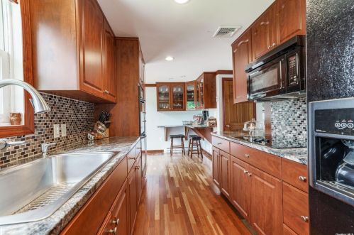 129 Crystal Brook Hollow Rd, Mount Sinai NY  11766-2102 exterior