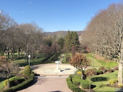 4302 Rio Vista Dr, Mahwah NJ  07430-4009 exterior