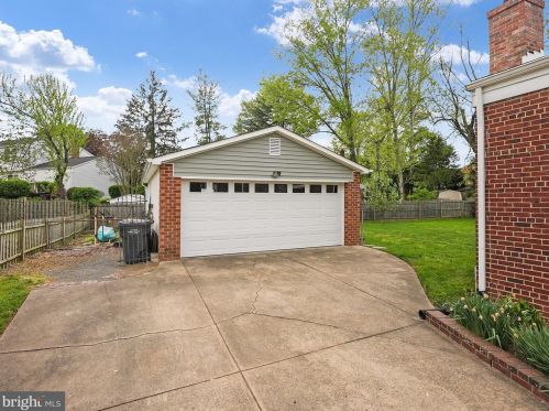 6917 Kingwood Dr, Falls Church VA  22042-3809 exterior