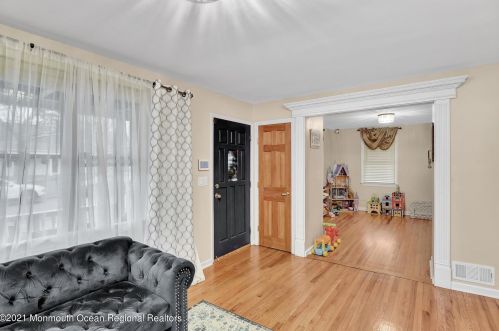 26 Northfield Ave, East Brunswick NJ  08816-3031 exterior