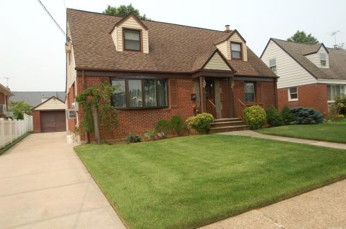 621 9th St, New Hyde Park, NY 11040-5524